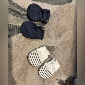 Goumi infant hand covers size 0-3- 2 sets, blue and white